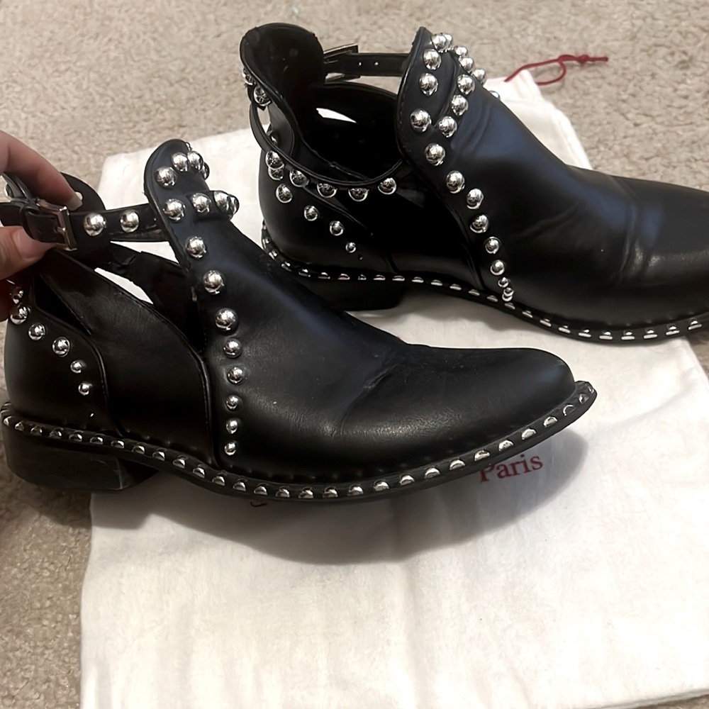 Shoes angle boots with  silver beats.